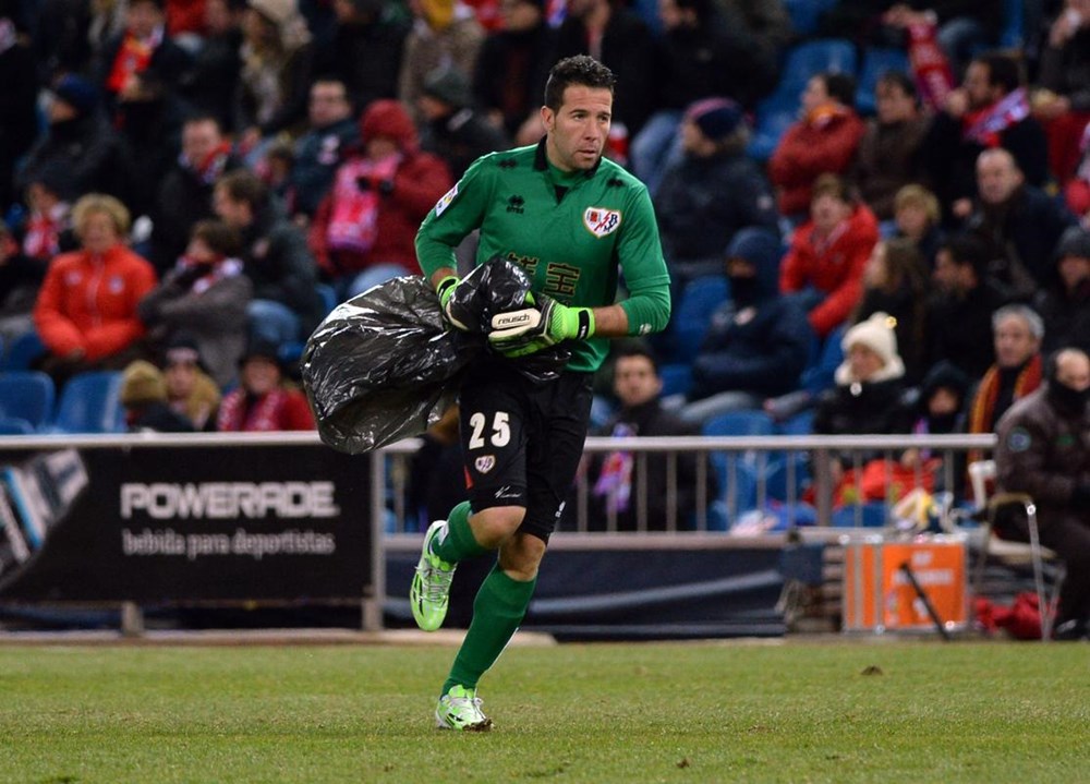 I sports ru. Райо Вальекано вратарь. Вратарь райо. Вратарь райо Вальекано Димитриевский.