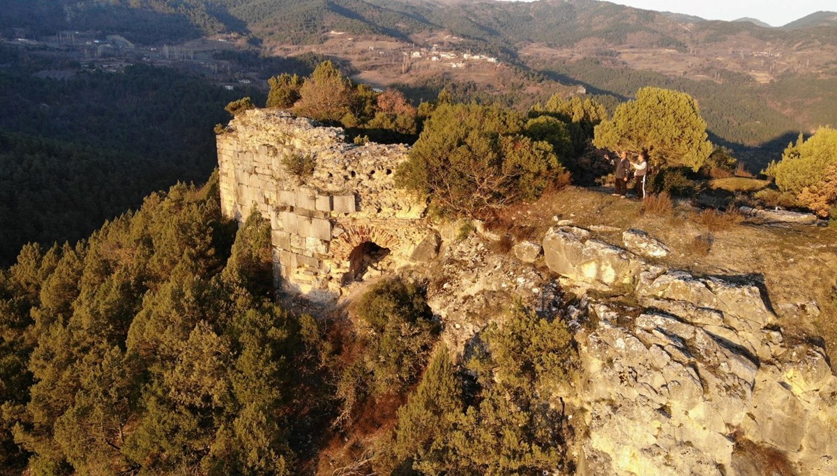 Sakarya'da Bizans döneminden kalma Paşalar Kalesi definecilerin meskeni oldu Sakarya'da Bizans döneminden kalma Paşalar Kalesi definecilerin meskeni oldu
