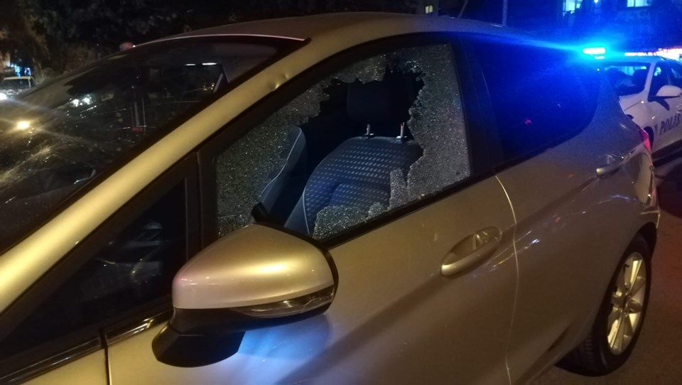Kaza sonrası kadın sürücü, otomobile levyeyle saldırdı iddiası - 1