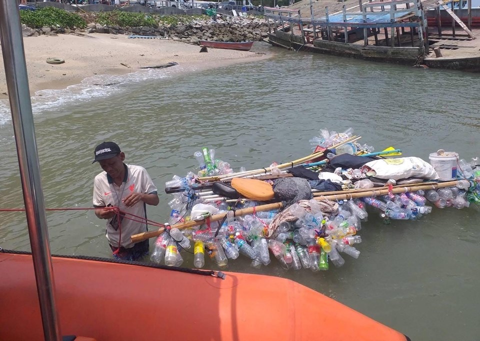 Tayland'da pet şişelerden bot yapan adam denizde mahsur kaldı - 1