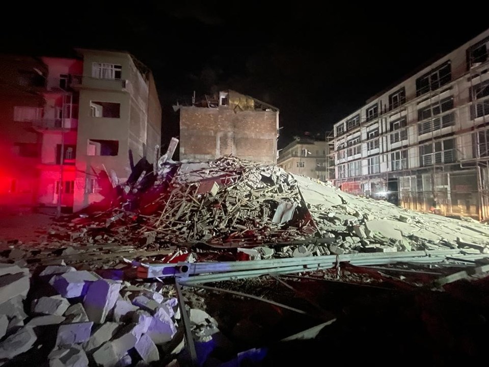 SON DAKİKA HABERİ: Malatya'da ağır hasarlı bina çöktü: Enkazdan acı haber - 1