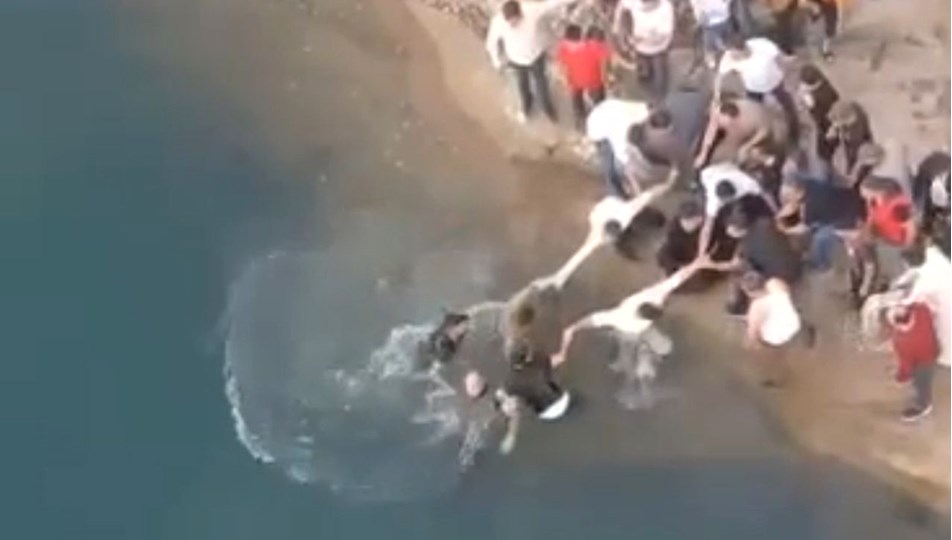 El ele verip üç kişiyi ölümden kurtardılar