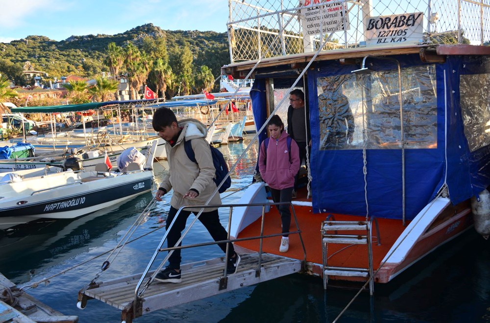 Eğitim için 5 kilometrelik yolculuk: Okula gitmek için tekneyle denizi geçiyorlar - 2