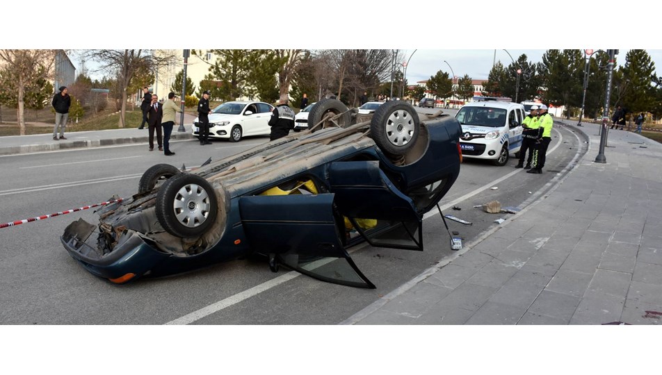 Kampüste yarışan otomobillerden biri takla attı: 1 ölü, 3 yaralı