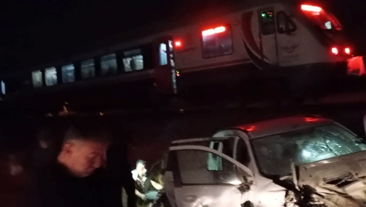 Yolcu treni işçi servisine çarptı: 1'i ağır 5 yaralı Yolcu treni işçi servisine çarptı: 1'i ağır 5 yaralı