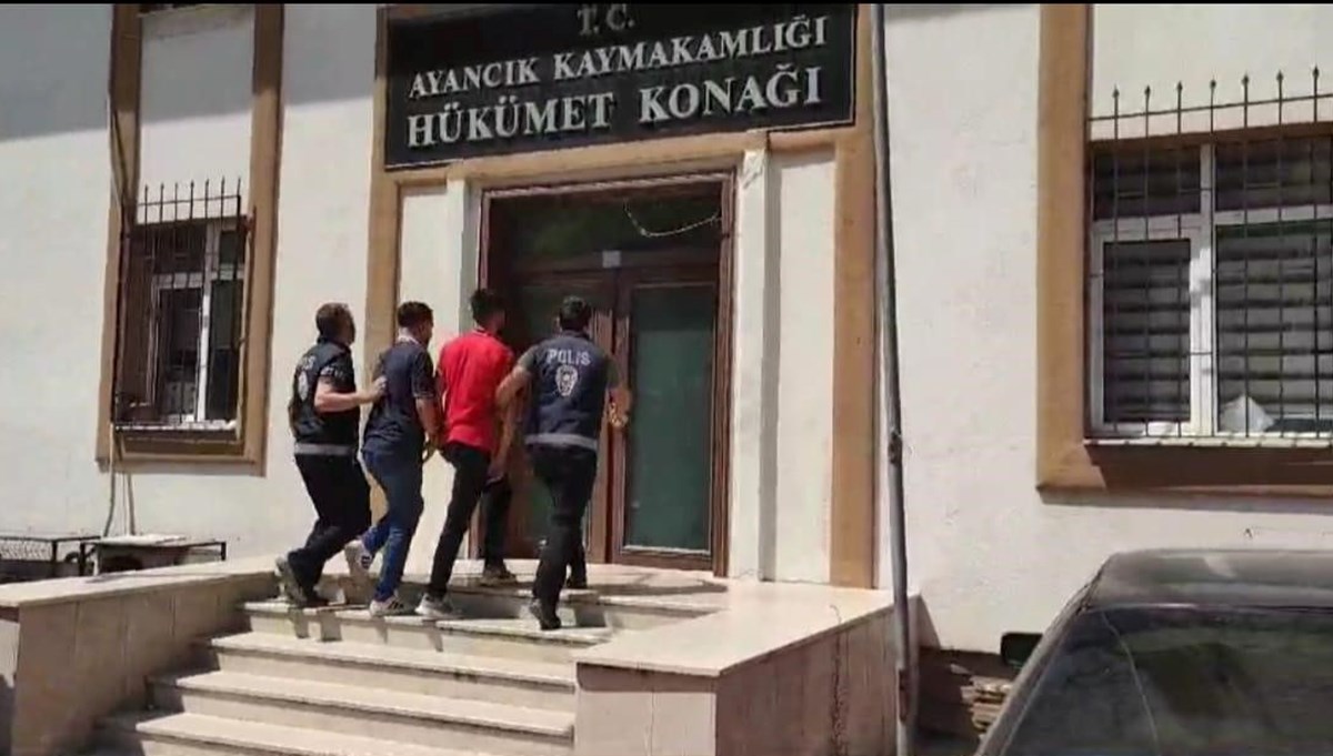Yaşlı çifte kendilerini jandarma olarak tanıtan dolandırıcılar yakalandı Yaşlı çifte kendilerini jandarma olarak tanıtan dolandırıcılar yakalandı