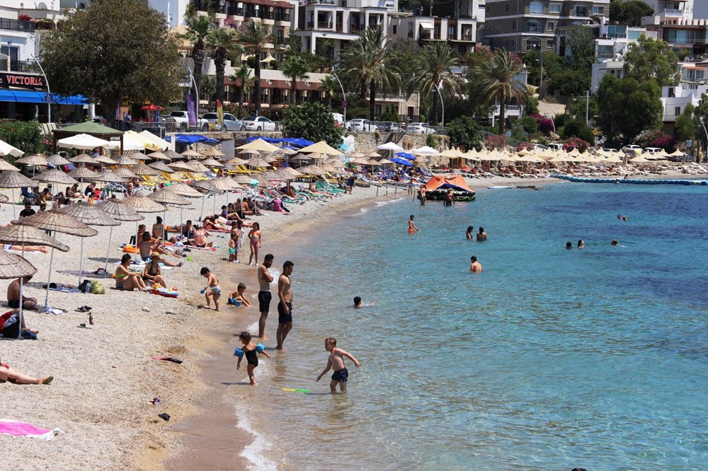 Hava sıcaklığının 32 dereceyi bulduğu Bodrum'da sahiller doldu taştı - 6