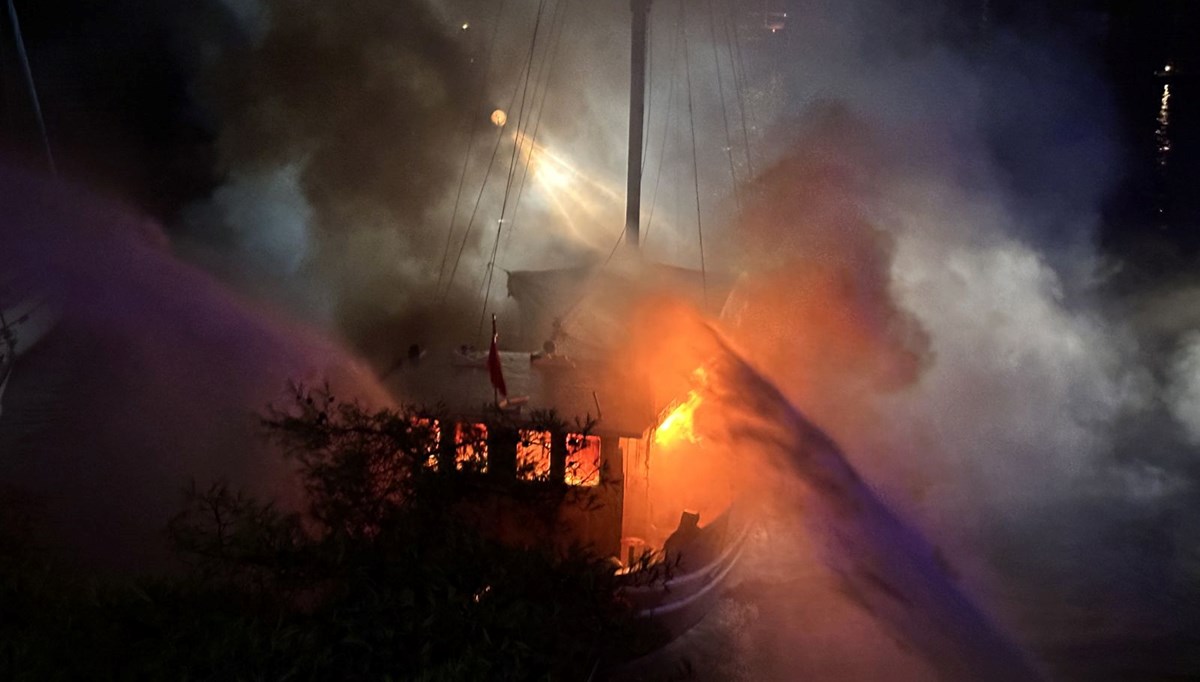Fethiye'de bir teknede yangın çıktı Fethiye'de bir teknede yangın çıktı