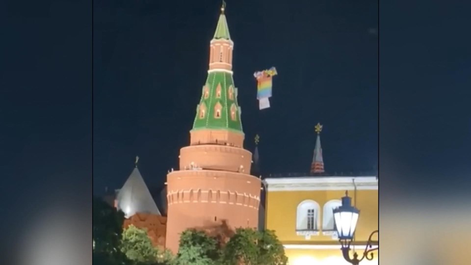 Kremlin Sarayı üzerinde LGBT bayrağı uçurdular - 1
