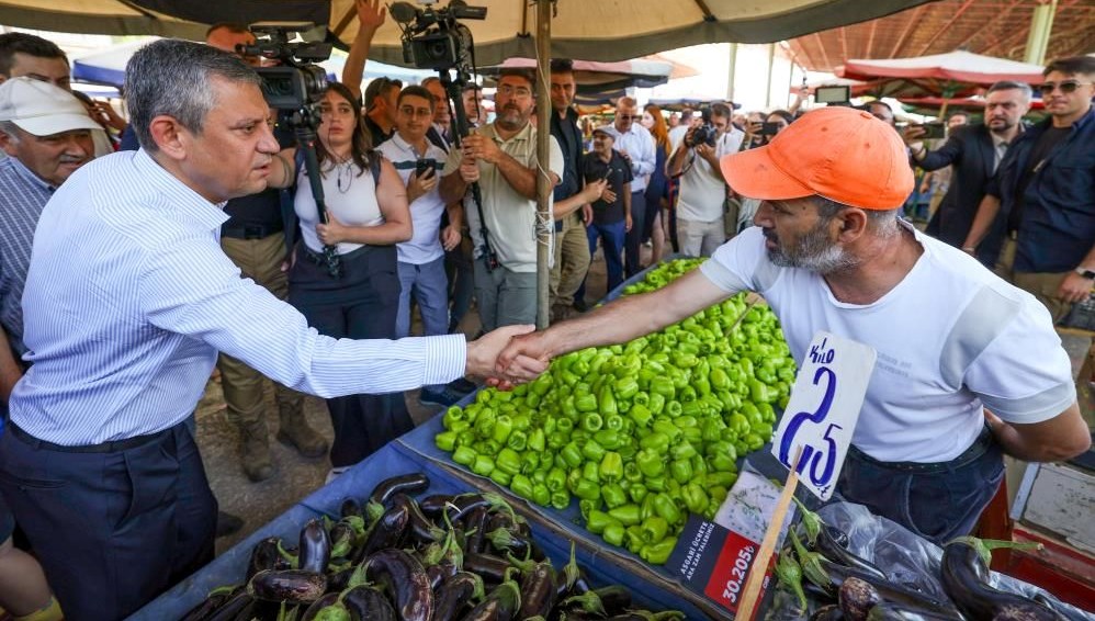 Özgür Özel'den semt pazarına ziyaret