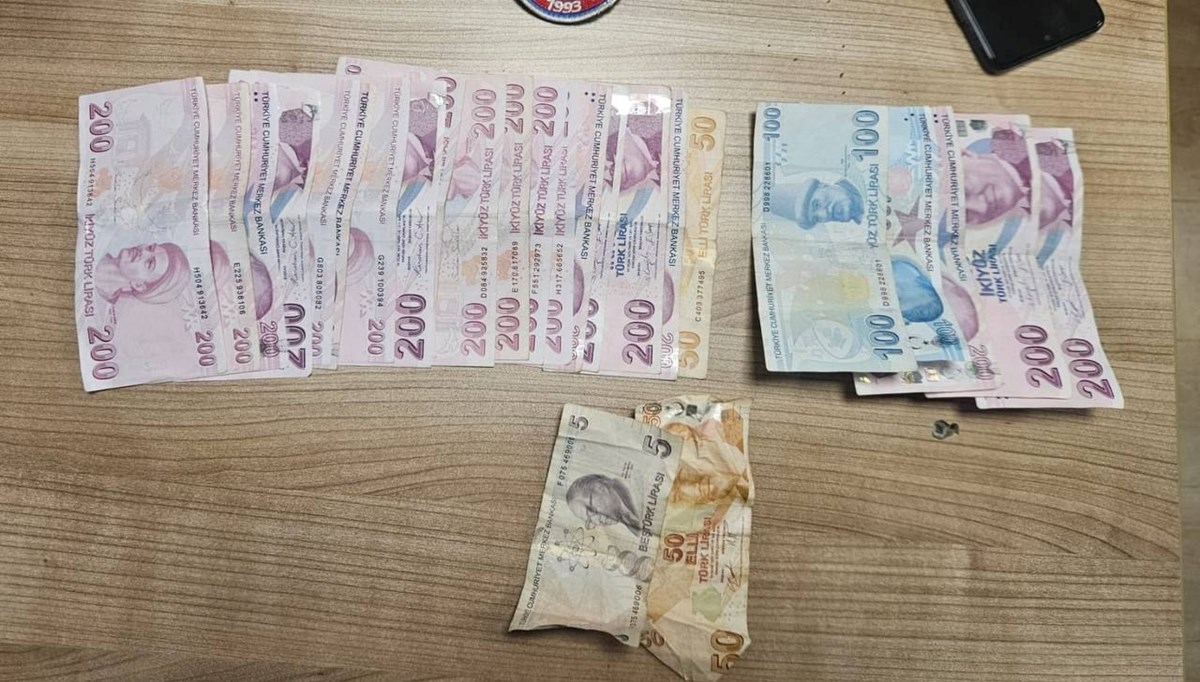 Esenyurt'ta uyuşturucu madde ticareti yapan satıcı suçüstü yakalandı Esenyurt'ta uyuşturucu madde ticareti yapan satıcı suçüstü yakalandı