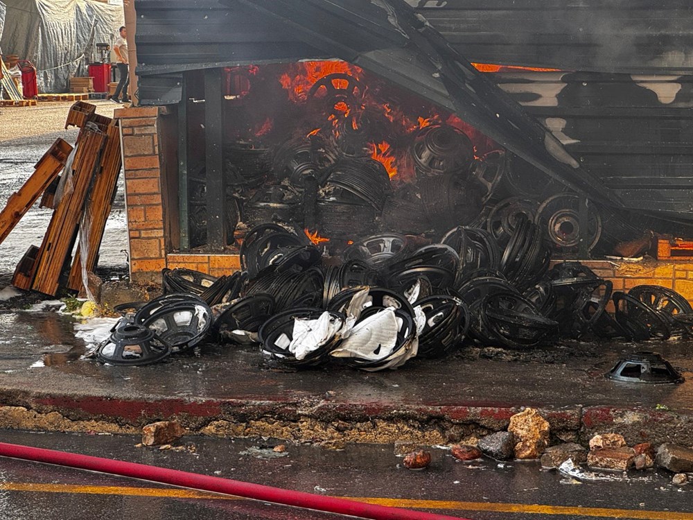 Mersin'de fabrikada korkutan yangın: Patlamalar oldu, yol ulaşıma kapatıldı - 4