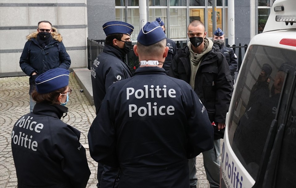 Avrupa Parlamentosu önünde 'canlı yarasa' yemek isteyen aktivist gözaltına alındı - 1