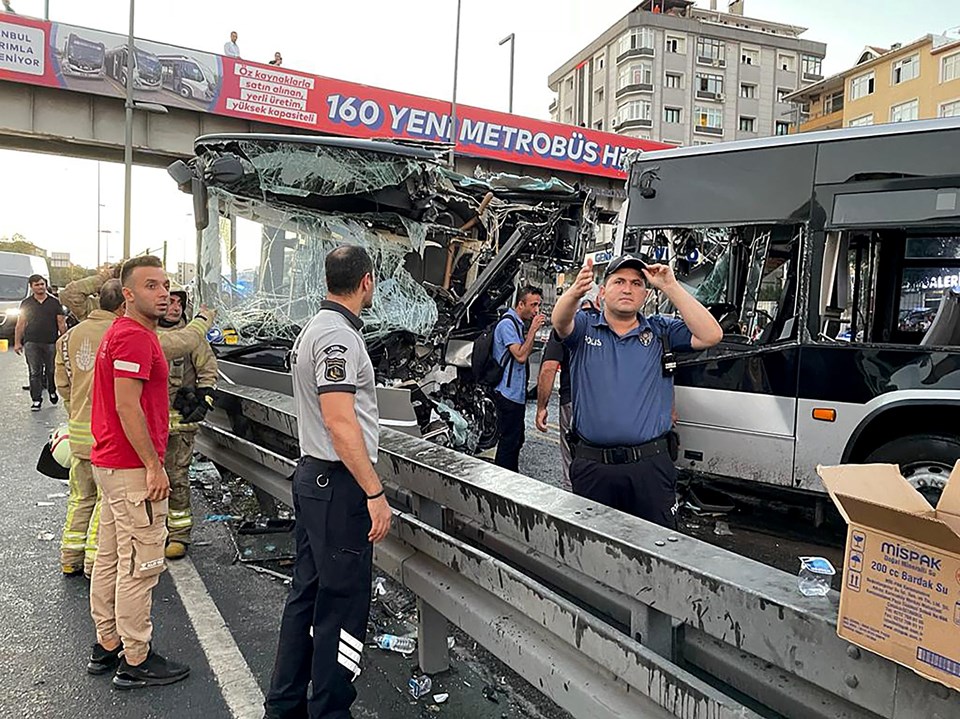 SON DAKİKA HABERİ: Avcılar'da iki metrobüs kafa kafaya çarpıştı - 3