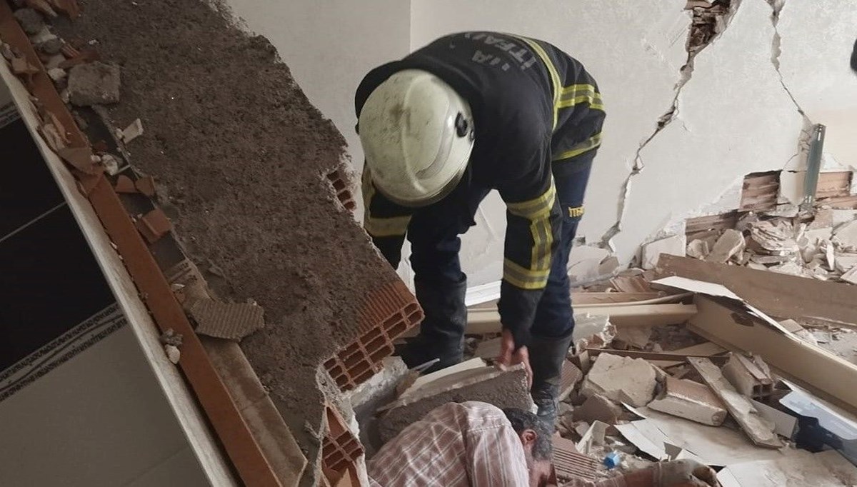 Hasarlı binaya girdi çöken duvarın altında kaldı Hasarlı binaya girdi çöken duvarın altında kaldı