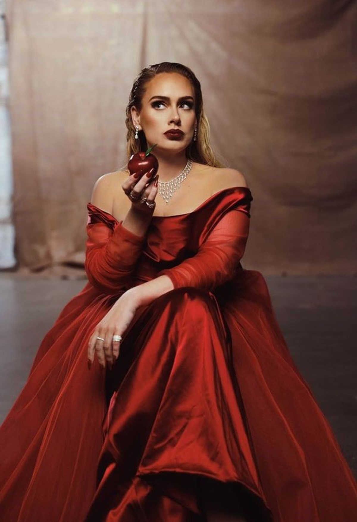 Adele kırmızı bir elbise giydiği klibini siyah-beyaz çekti.