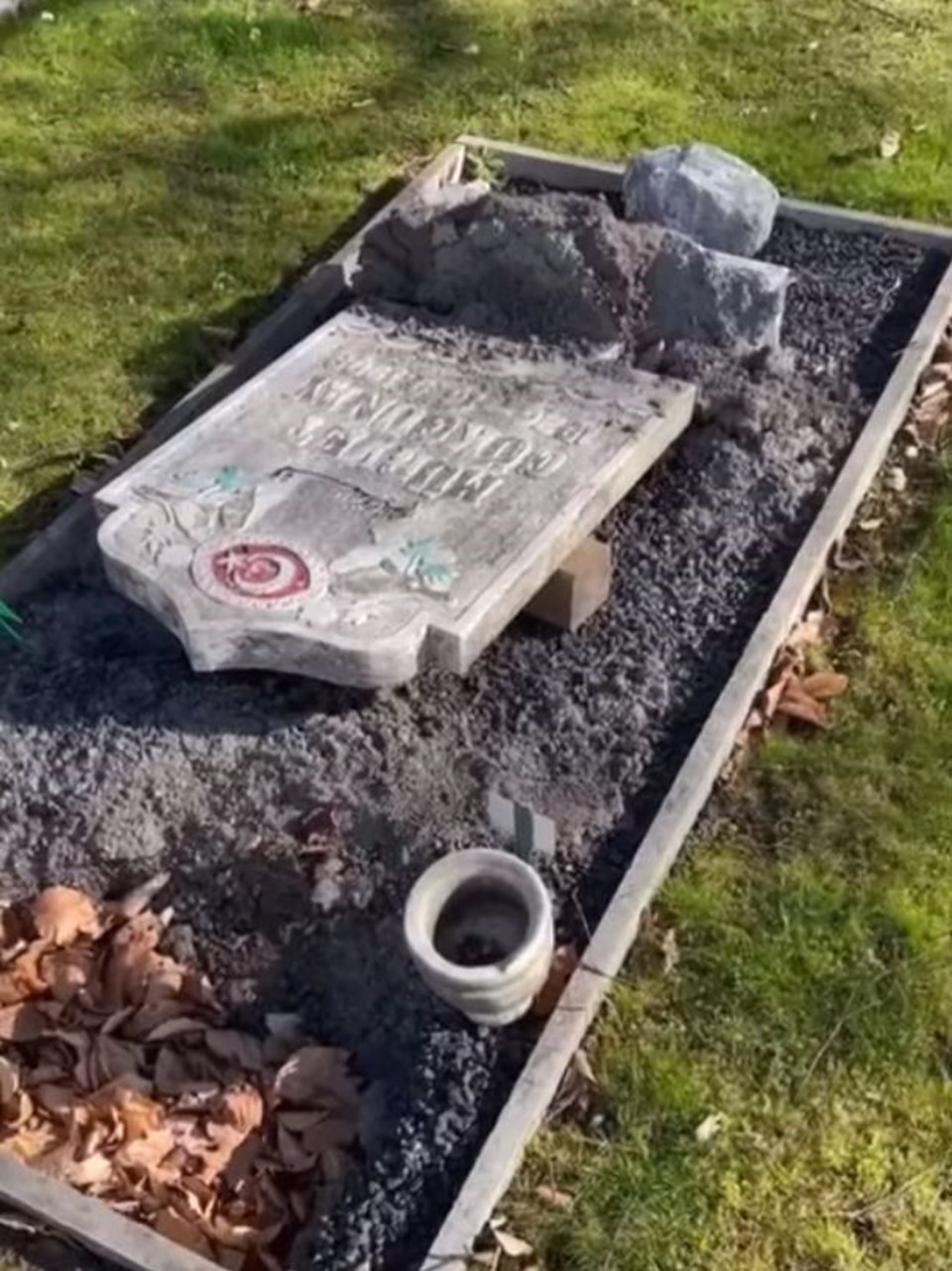 İsveç'te Müslüman mezarlığına saldırı - 1