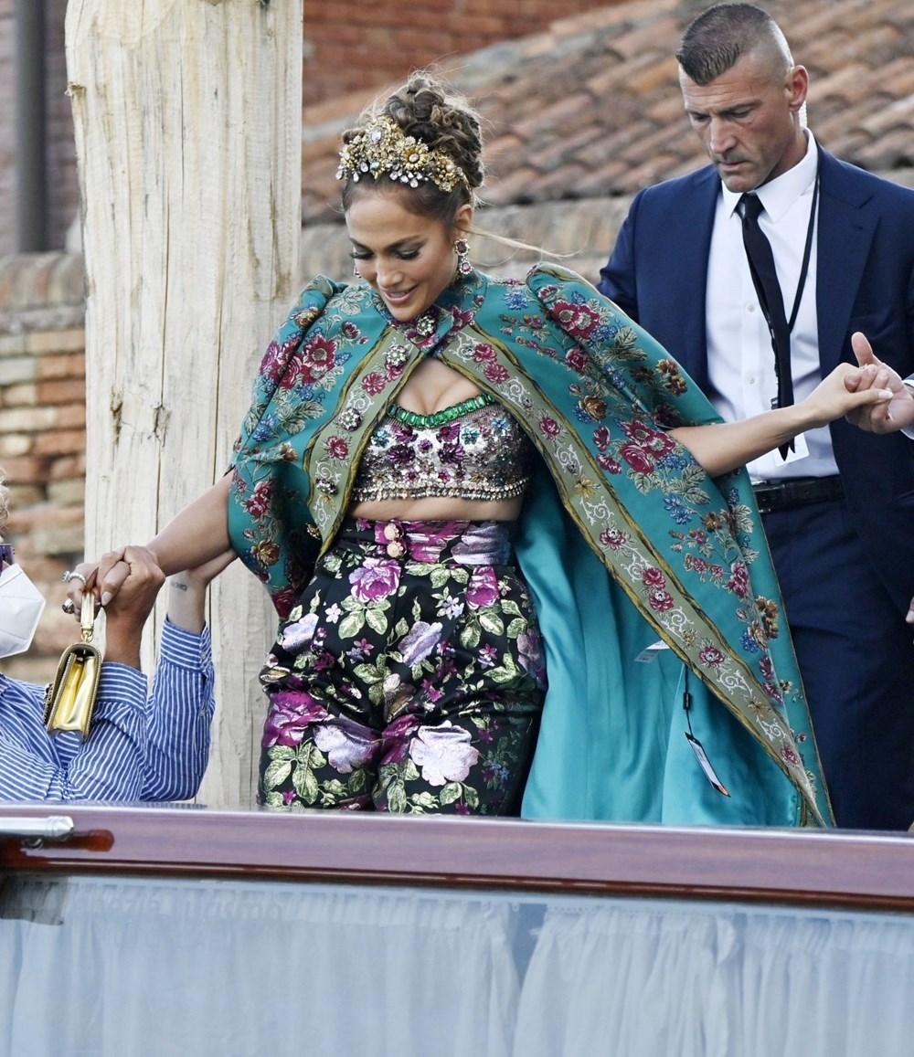 Jennifer Lopez kıyafetinden fiyat etiketini çıkarmayı unuttu - 4