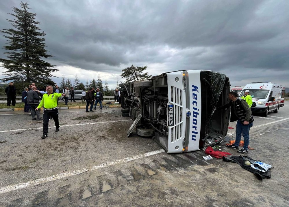 Isparta'da yolcu minibüsü devrildi: Çok sayıda yaralı var - 4