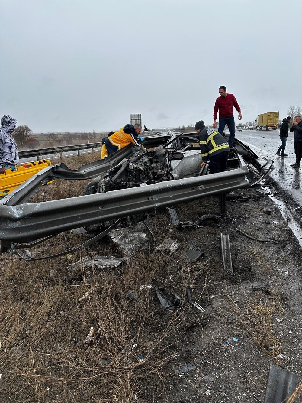 TEM'de feci kaza: Otomobil bariyerlere ok gibi saplandı - 5