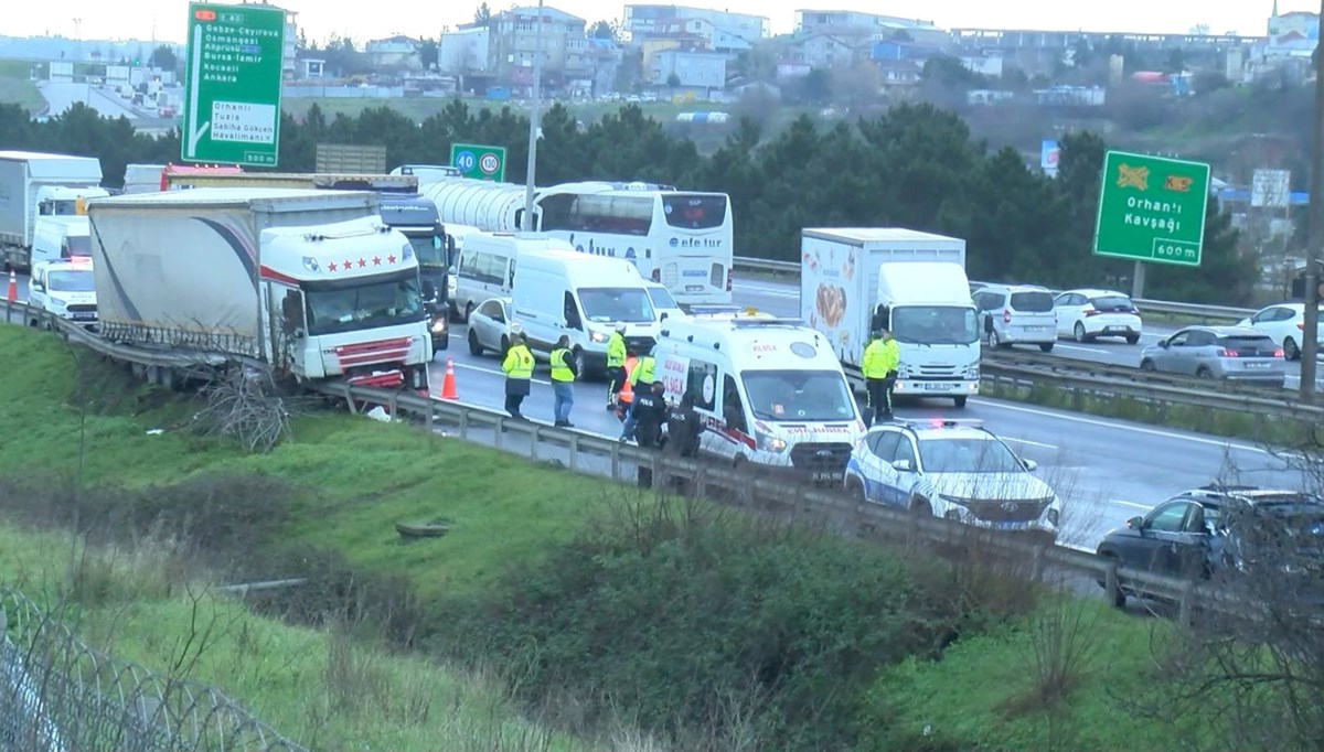 TEM'de trafiği kilitleyen kaza: Lastiği patlayan TIR, otomobile çarptı