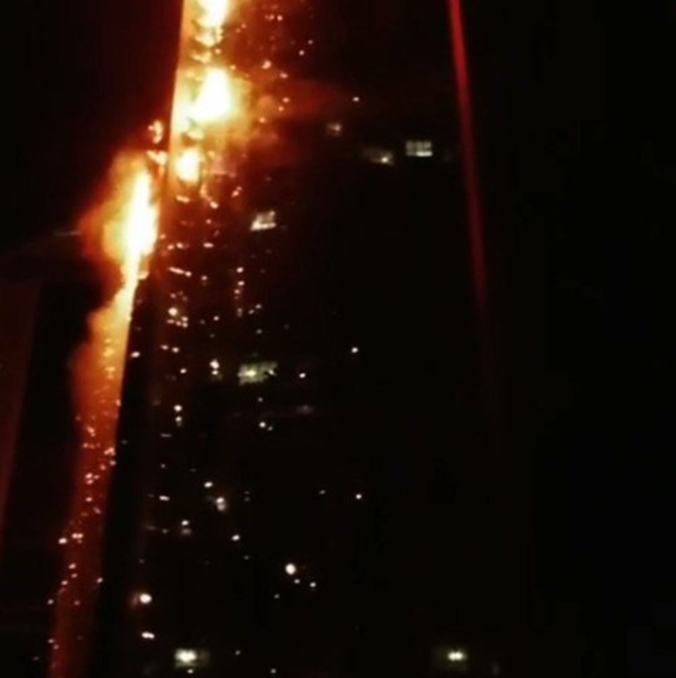 Dubai'de 86 katlı gökdelende yangın çıktı - 1