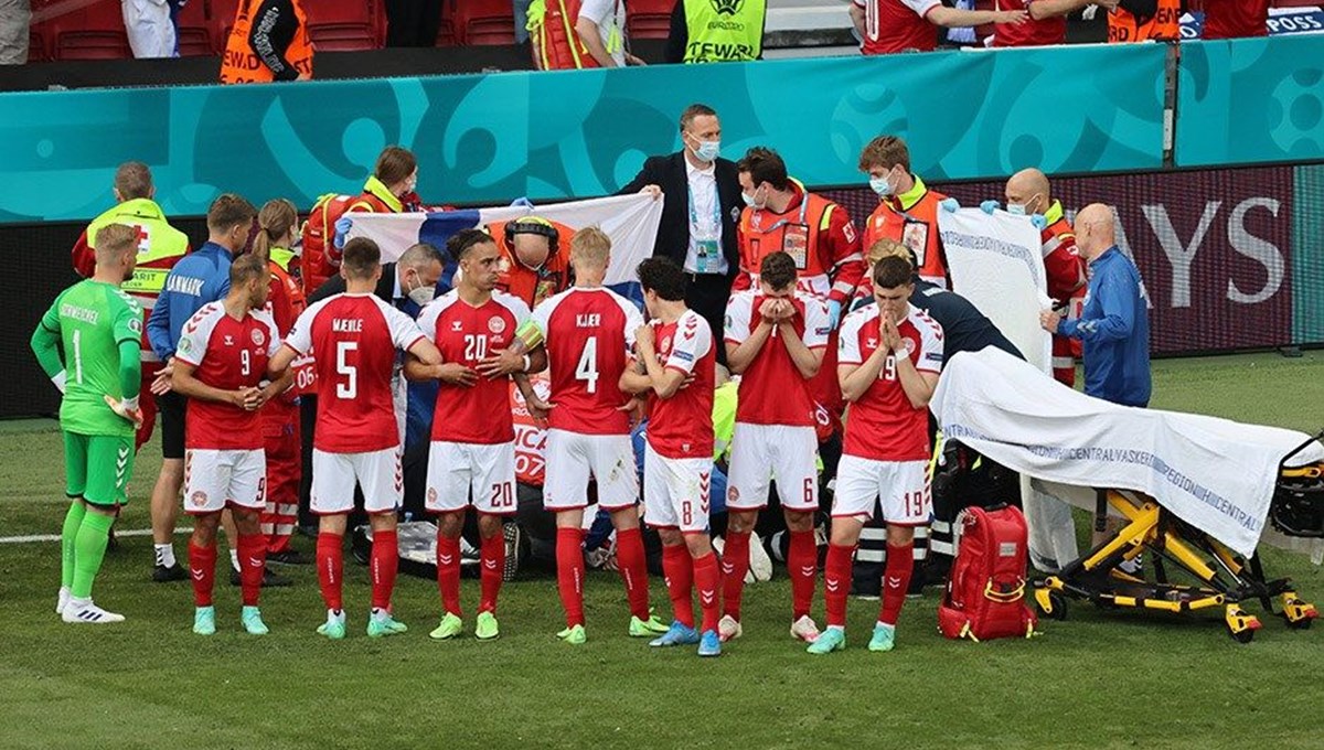 EURO 2020'de üzücü olay: Danimarka-Finlandiya maçı tatil edildi EURO 2020'de üzücü olay: Danimarka-Finlandiya maçı tatil edildi
