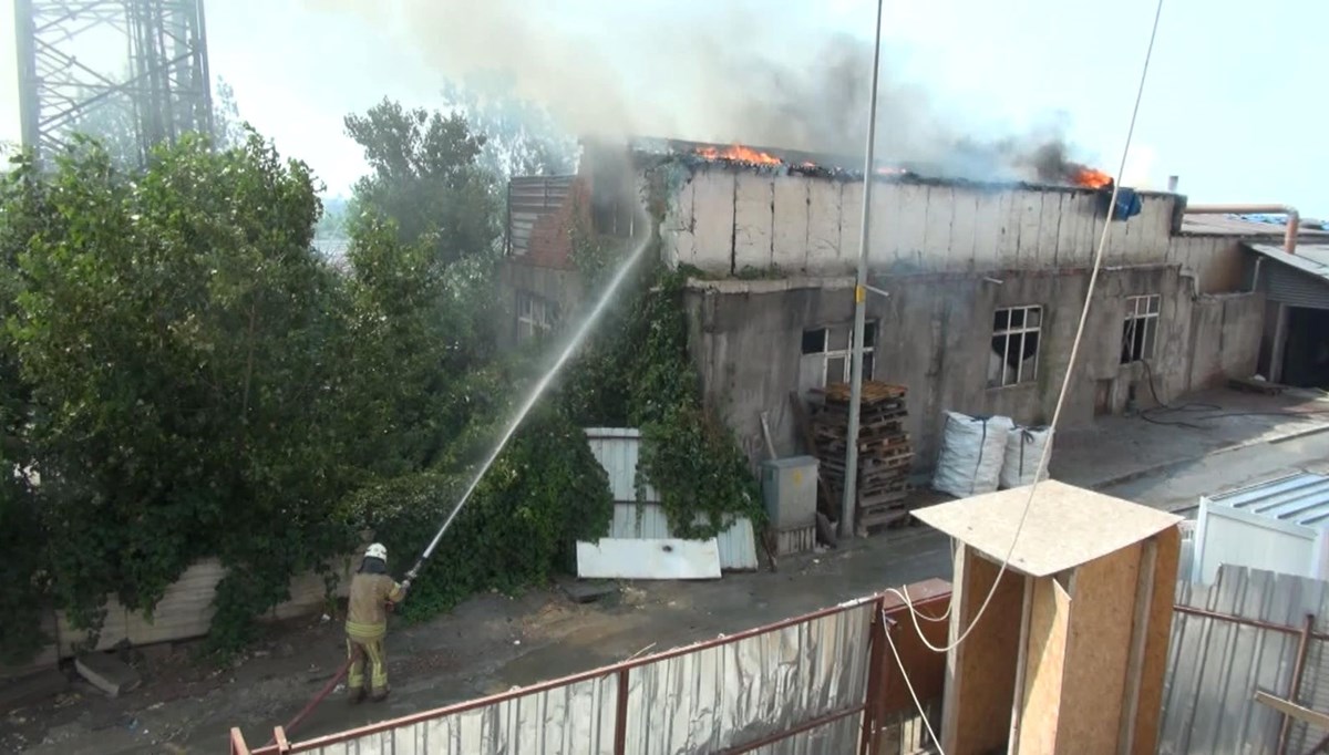 Sultangazi'de metal fabrikasında yangın