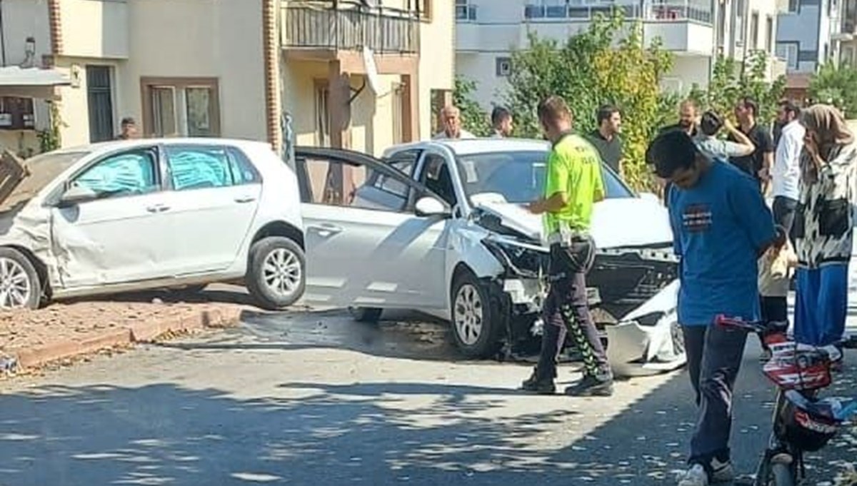 Bursa’da iki otomobil çarpıştı: 4 yaralı Bursa’da iki otomobil çarpıştı: 4 yaralı