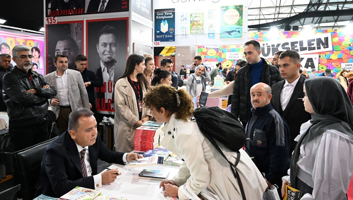 Yazarlar 13. Antalya Kitap Fuarı’nda okurlarıyla buluşuyor Yazarlar 13. Antalya Kitap Fuarı’nda okurlarıyla buluşuyor