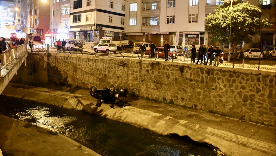 Ordu'da otomobil dere yatağına devrildi: İki kişi yaralandı