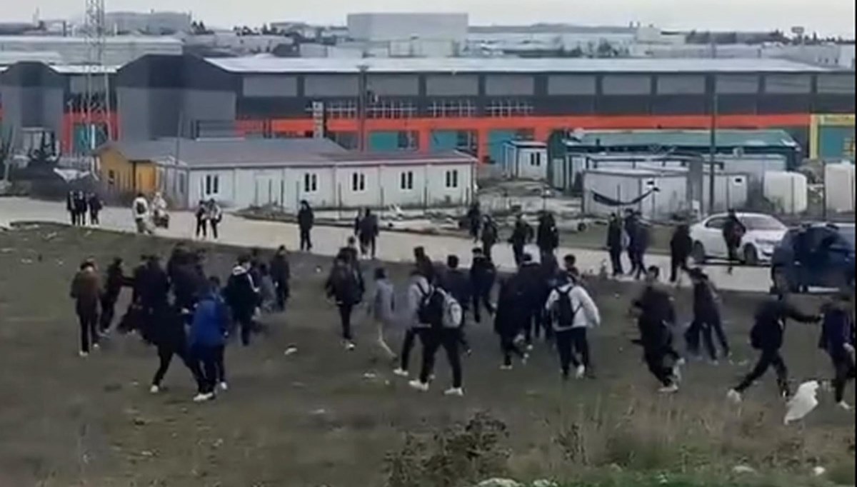 Liselilerin okul çıkışı kavgası: Tekme tokat birbirlerine girdiler Liselilerin okul çıkışı kavgası: Tekme tokat birbirlerine girdiler