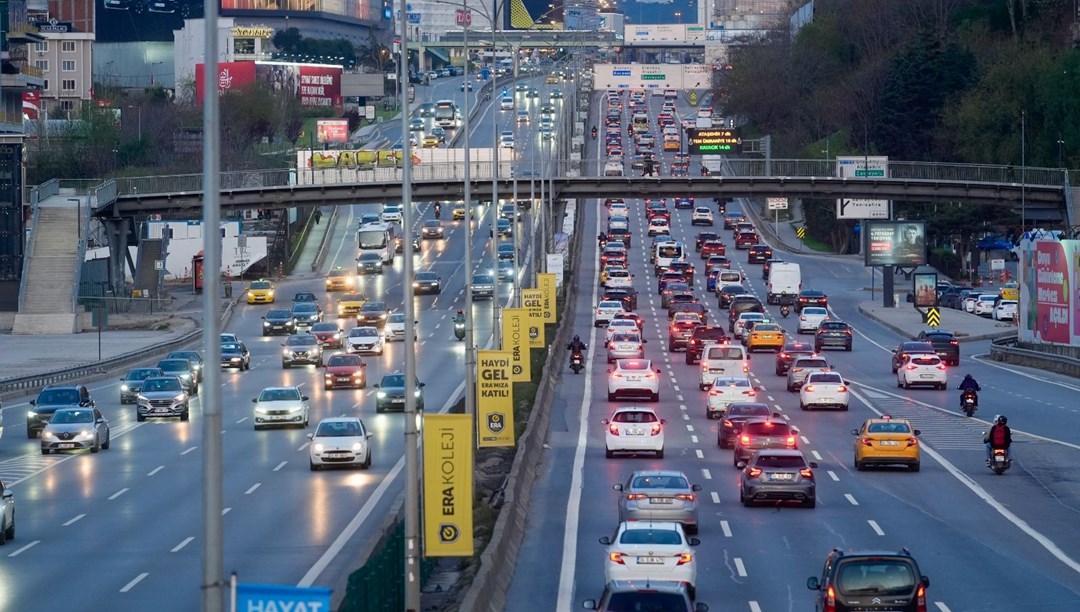 DMM'den açıklama: Sağ şerit boşken orta şeridi kullanmak yasak mı?