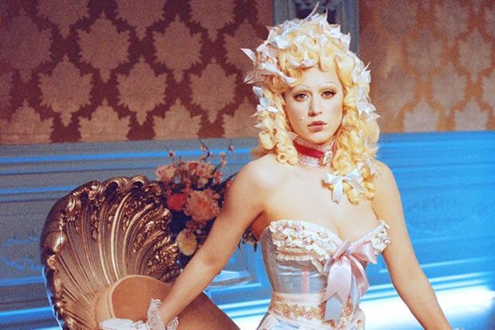 Katy Perry yeni klibi için Marie Antoinette oldu - 1