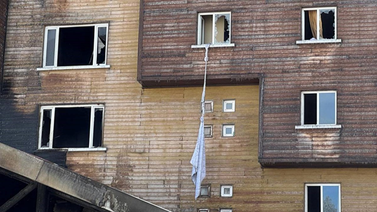 Kartalkaya faciasında yangından kaçmak isteyenler çarşafları birbirine bağlayarak kurtulmaya çalışmıştı.