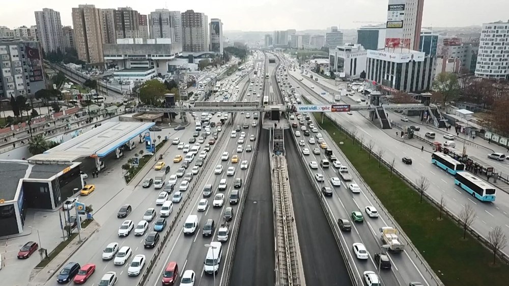 İstanbul'da hafta sonu kısıtlaması öncesi trafik yoğunluğu - 6