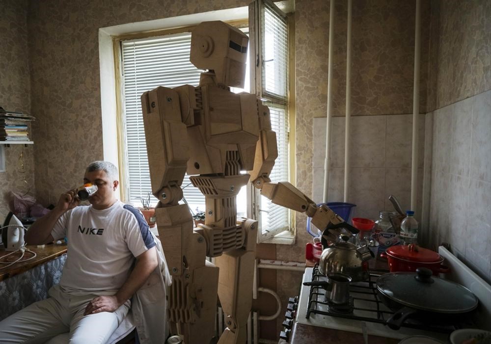 Обычного человека сделают роботом. Модель робота из дерева. Макет робота из древесины. Робот муляж. Robot iz dereva.