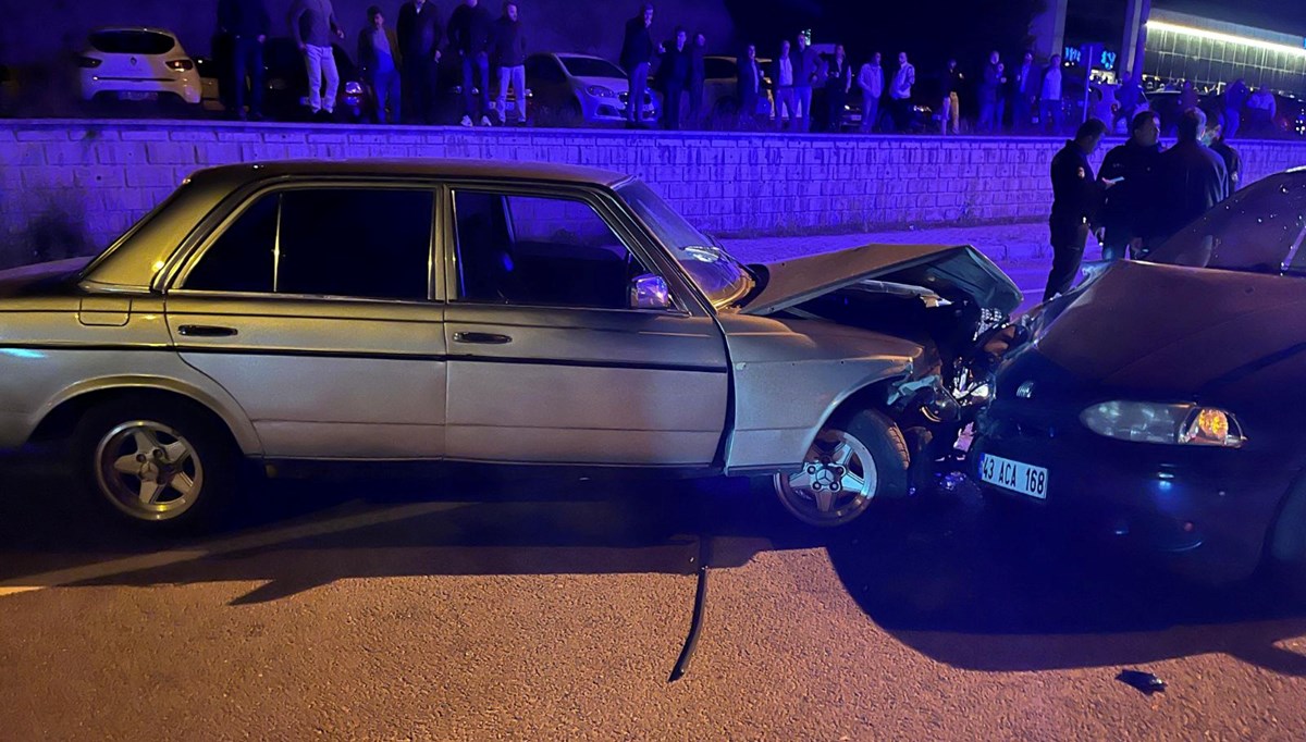 Ters yönde giden otomobil, karşı yönden gelen otomobille kafa kafaya çarpıştı: 5 yaralı