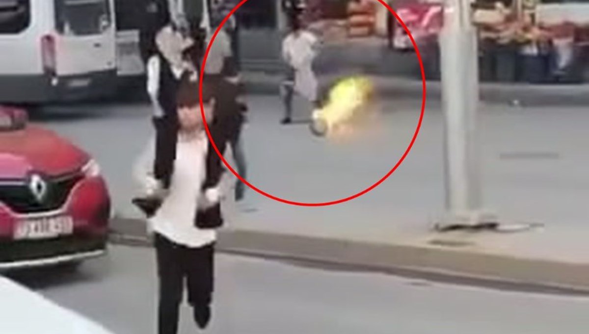 Yanan tüpü balkondan kalabalığın arasına attı: O anlar kamerada Yanan tüpü balkondan kalabalığın arasına attı: O anlar kamerada