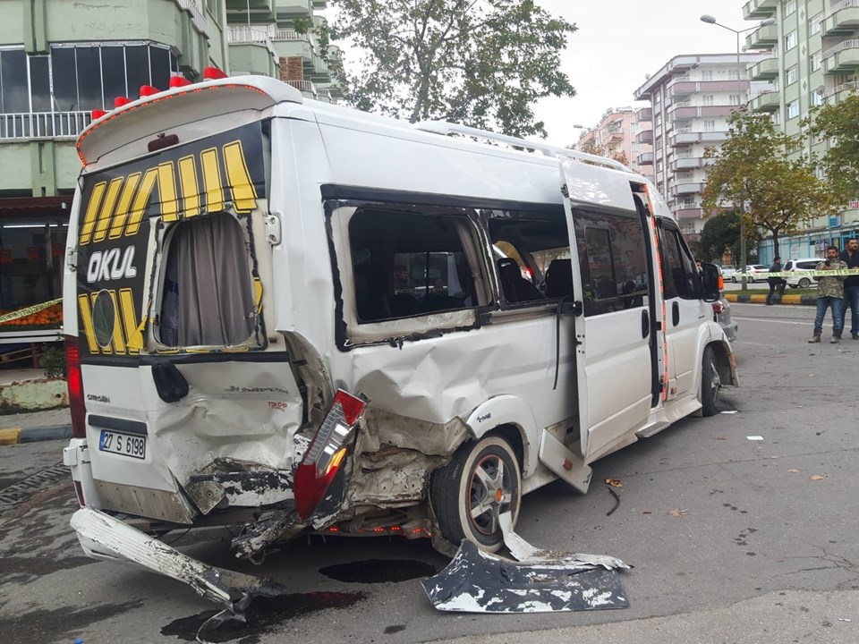 Otomobil ile öğrenci servisi çarpıştı: 16 yaralı - 1