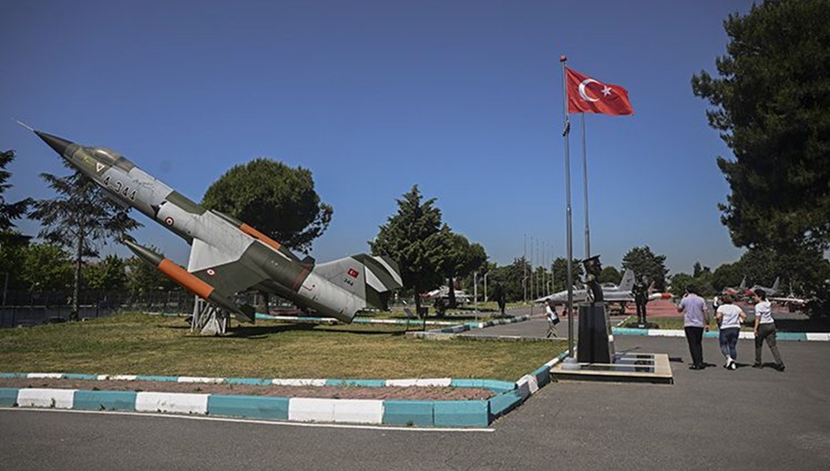 Havacılığın tarihi ve ilk şehit pilotların kıyafetleri Yeşilköy'deki müzede sergileniyor Havacılığın tarihi ve ilk şehit pilotların kıyafetleri Yeşilköy'deki müzede sergileniyor