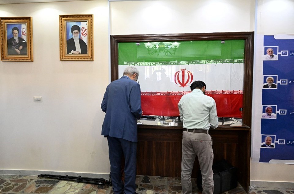 İranlılar, ekonomik sorunların ve Gazze savaşının ortasında sandığa gitti - 1