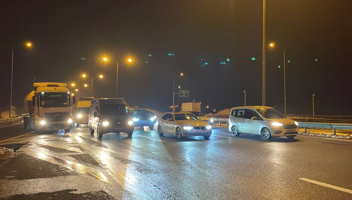 Anadolu Otoyolu'nun Bolu Dağı geçişinde İstanbul istikameti ulaşıma açıldı Anadolu Otoyolu'nun Bolu Dağı geçişinde İstanbul istikameti ulaşıma açıldı