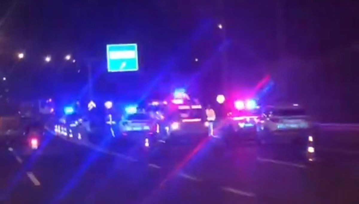 Otoyolda arızalanan otomobilini iterken arkadan gelen araç çarptı: 1 ölü Otoyolda arızalanan otomobilini iterken arkadan gelen araç çarptı: 1 ölü