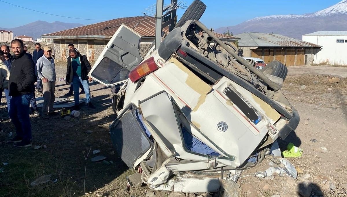 Ağrı'da trafik kazası: 3 kişi yaralandı