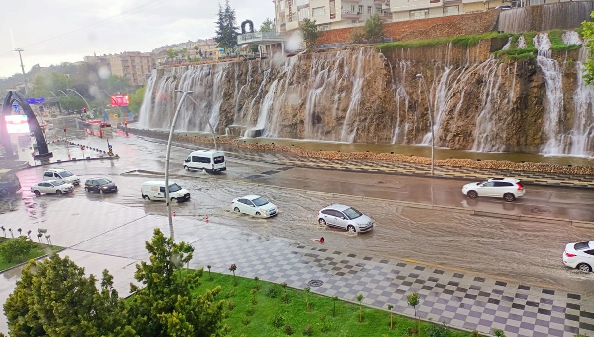 Ankara'da sağanak: Ev ve iş yerlerini su bastı
