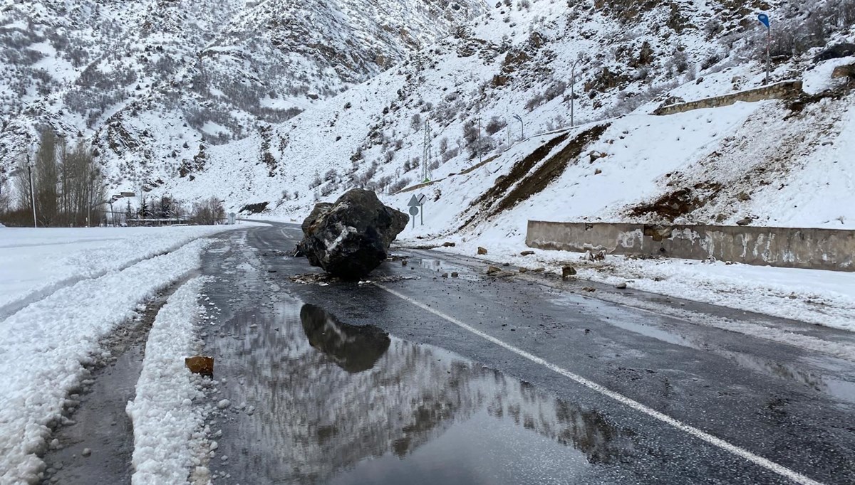 Van'da facia ucuz atlatıldı: Yamaçtan kopan dev kayalar yola düştü