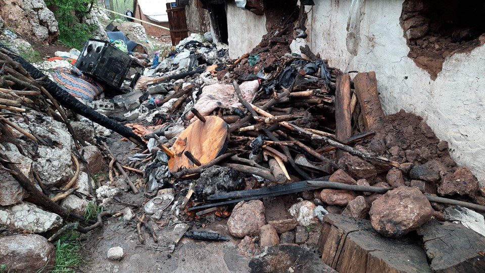 Konya'da yanan ev çöktü: Anne ve oğlu hayatını kaybetti - 1