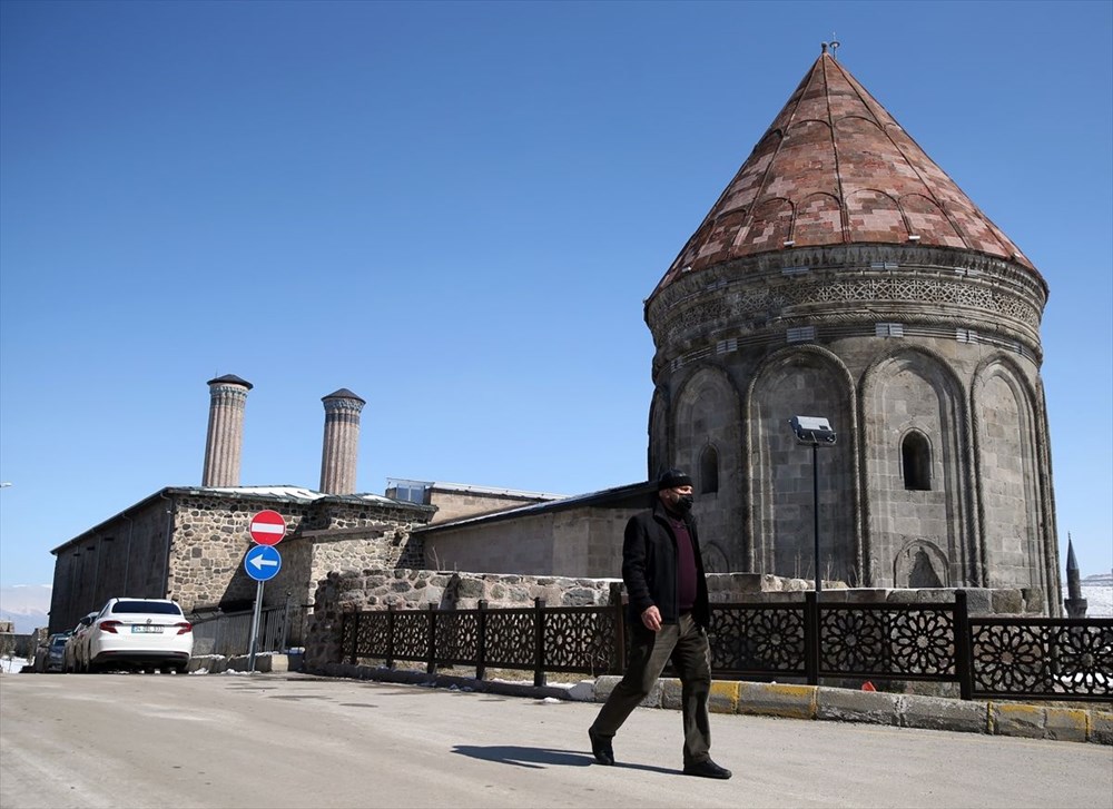 Erzurum yüzlerce yıllık yapılarıyla ziyaretçilerini tarihi yolculuğa çıkarıyor - 11