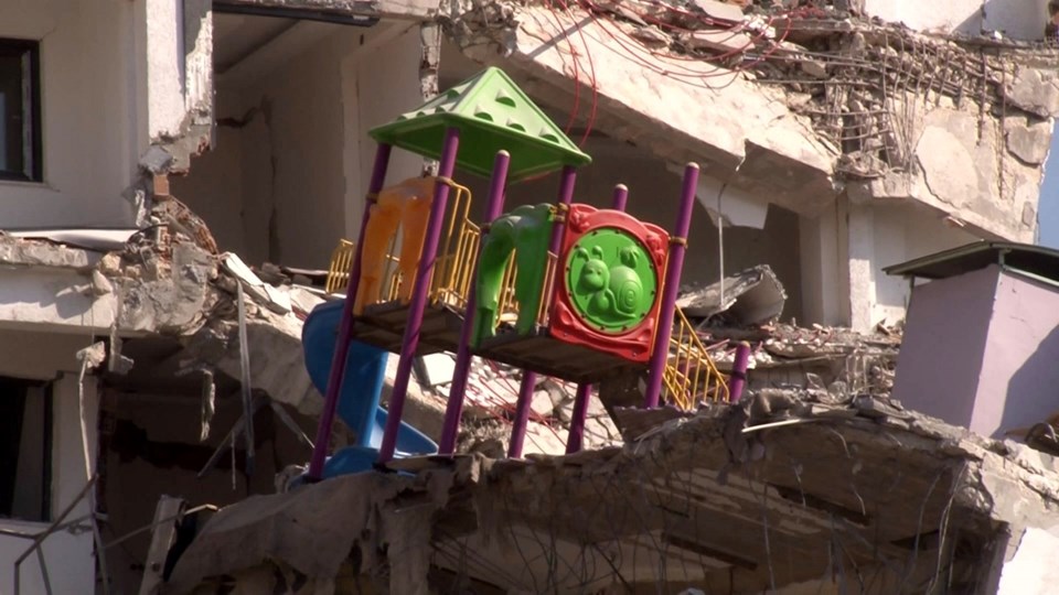 Deprem sabahı kaçan müteahhidin havuz için kolonları kestiği iddiası - 1